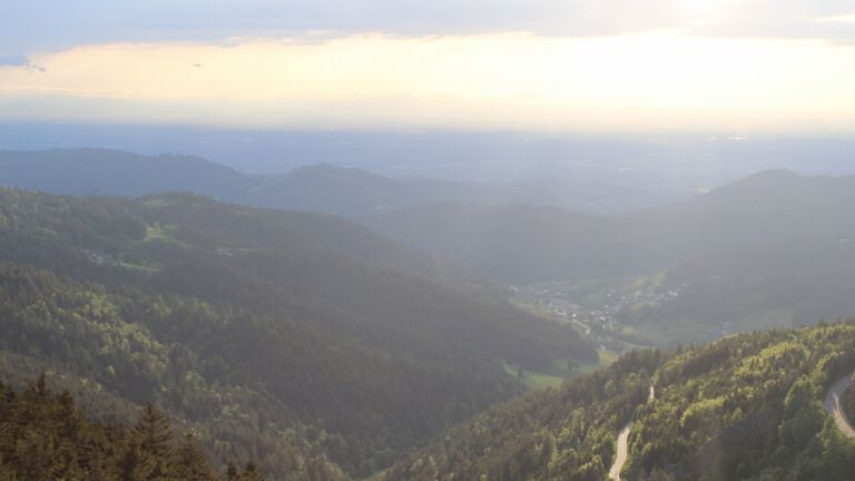 Dieses Bild zeigt eine Webcam-Aufnahme vom Achertal, aufgenommen am Montag, den 12.05.2025 um 19:40 Uhr. Die Temperatur betrug 13.5°C.
