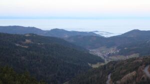 Dieses Bild zeigt eine Webcam-Aufnahme vom Achertal, aufgenommen am Mittwoch, den 17.12.2025 um 08:30 Uhr. Die Temperatur betrug 5.6°C.