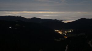 Dieses Bild zeigt eine Webcam-Aufnahme vom Achertal, aufgenommen am Mittwoch, den 25.02.2026 um 23:30 Uhr. Die Temperatur betrug 10.6°C.