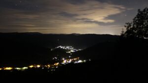 Dieses Bild zeigt eine Webcam-Aufnahme vom Achertal, aufgenommen am Mittwoch, den 13.05.2026 um 03:50 Uhr. Die Temperatur betrug 3.3°C.