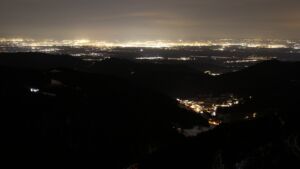 Dieses Bild zeigt eine Webcam-Aufnahme vom Achertal, aufgenommen am Dienstag, den 13.01.2026 um 21:30 Uhr. Die Temperatur betrug 6.2°C.