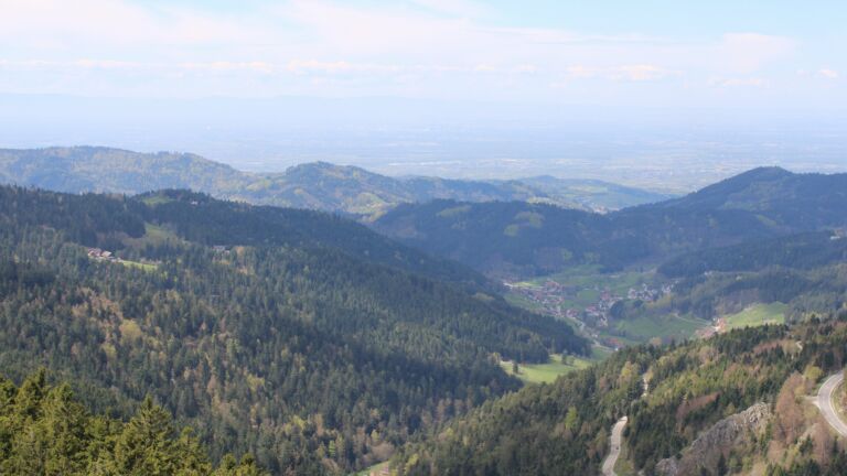 Dieses Bild zeigt eine Webcam-Aufnahme vom Achertal, aufgenommen am Freitag, den 17.04.2026 um 13:00 Uhr. Die Temperatur betrug 15°C.