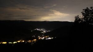 Dieses Bild zeigt eine Webcam-Aufnahme vom Achertal, aufgenommen am Freitag, den 21.08.2026 um 02:00 Uhr. Die Temperatur betrug 16°C.