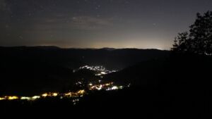 Dieses Bild zeigt eine Webcam-Aufnahme vom Achertal, aufgenommen am Donnerstag, den 18.06.2026 um 02:30 Uhr. Die Temperatur betrug 21.5°C.