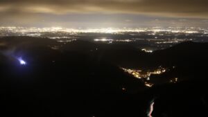 Dieses Bild zeigt eine Webcam-Aufnahme vom Achertal, aufgenommen am Montag, den 08.12.2025 um 19:00 Uhr. Die Temperatur betrug 7.8°C.