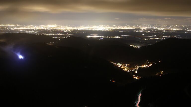 Dieses Bild zeigt eine Webcam-Aufnahme vom Achertal, aufgenommen am Montag, den 08.12.2025 um 19:00 Uhr. Die Temperatur betrug 7.8°C.