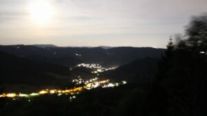Dieses Bild zeigt eine Webcam-Aufnahme vom Achertal, aufgenommen am Freitag, den 24.07.2026 um 23:20 Uhr. Die Temperatur betrug 19.9°C.