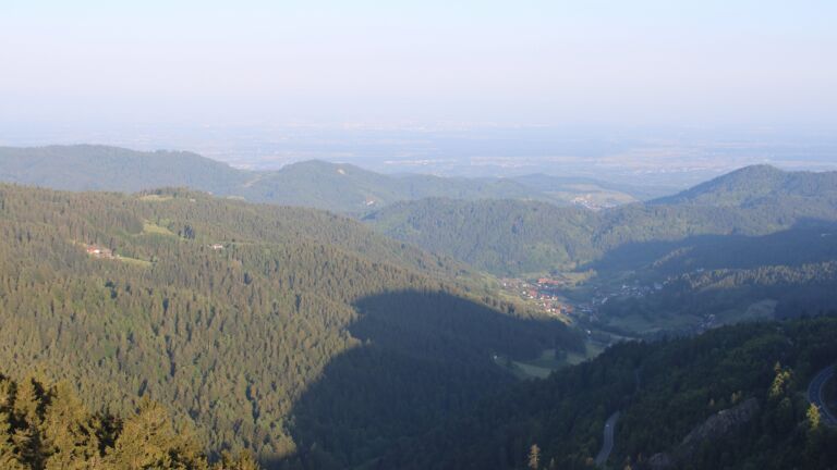 Dieses Bild zeigt eine Webcam-Aufnahme vom Achertal, aufgenommen am Montag, den 19.05.2025 um 07:00 Uhr. Die Temperatur betrug 9.5°C.