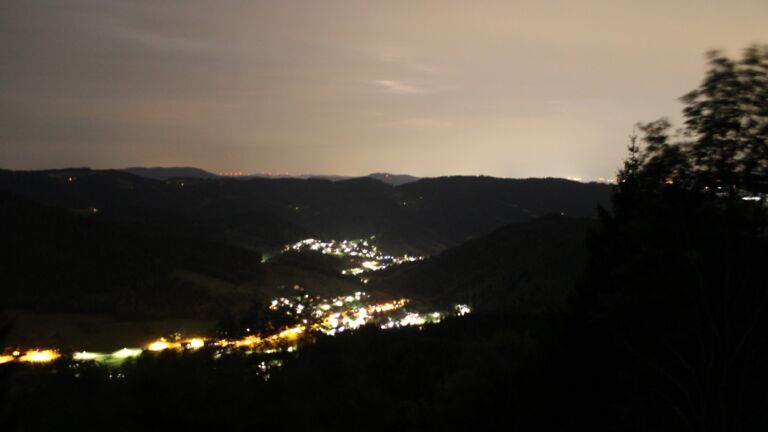 Dieses Bild zeigt eine Webcam-Aufnahme vom Achertal, aufgenommen am Mittwoch, den 22.07.2026 um 23:10 Uhr. Die Temperatur betrug 15.6°C.