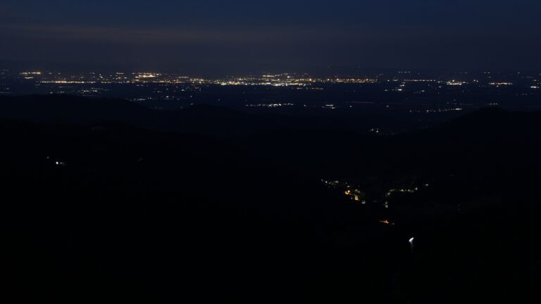 Dieses Bild zeigt eine Webcam-Aufnahme vom Achertal, aufgenommen am Samstag, den 12.07.2025 um 04:20 Uhr. Die Temperatur betrug 12.3°C.