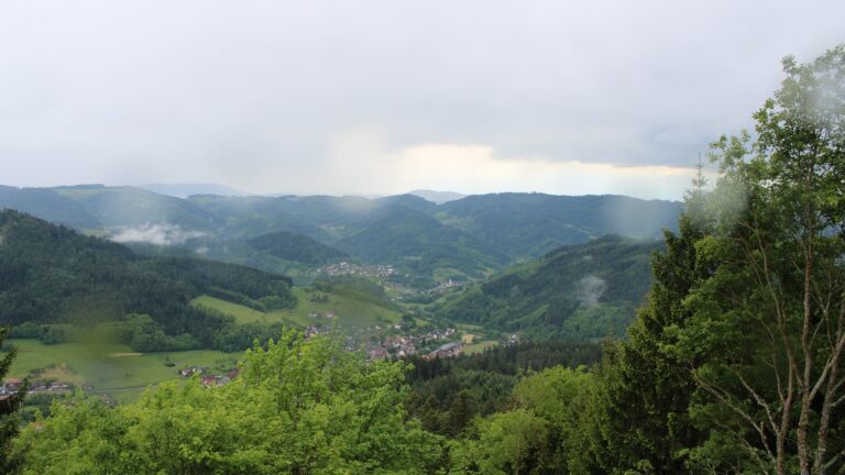 Dieses Bild zeigt eine Webcam-Aufnahme vom Achertal, aufgenommen am Montag, den 18.05.2026 um 15:50 Uhr. Die Temperatur betrug 9.5°C.
