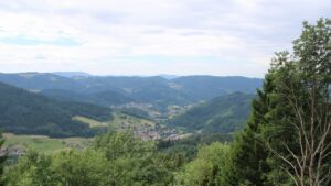 Dieses Bild zeigt eine Webcam-Aufnahme vom Achertal, aufgenommen am Mittwoch, den 08.07.2026 um 13:00 Uhr. Die Temperatur betrug 23.5°C.