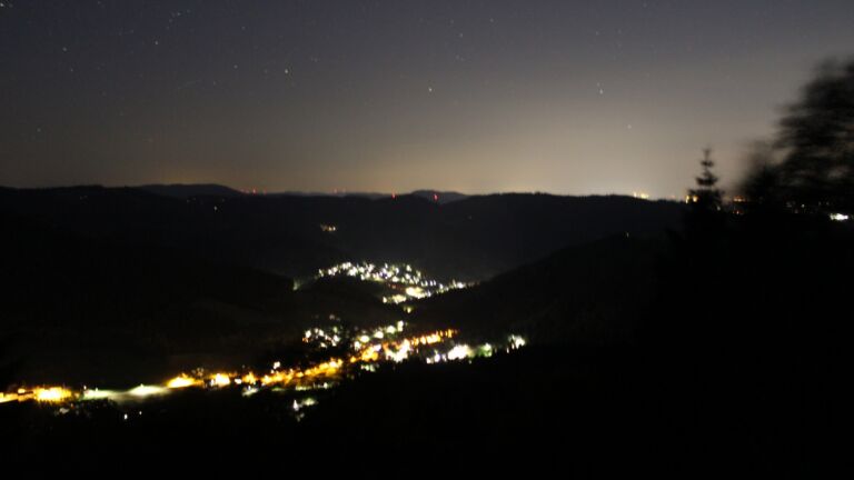 Dieses Bild zeigt eine Webcam-Aufnahme vom Achertal, aufgenommen am Freitag, den 19.06.2026 um 00:00 Uhr. Die Temperatur betrug 25.6°C.