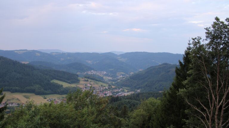 Dieses Bild zeigt eine Webcam-Aufnahme vom Achertal, aufgenommen am Montag, den 03.08.2026 um 06:30 Uhr. Die Temperatur betrug 25.4°C.
