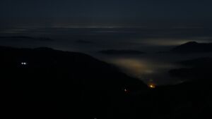 Dieses Bild zeigt eine Webcam-Aufnahme vom Achertal, aufgenommen am Samstag, den 13.12.2025 um 04:00 Uhr. Die Temperatur betrug 6.5°C.