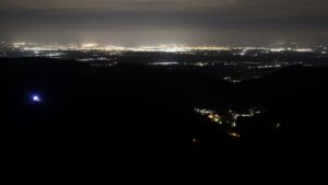 Dieses Bild zeigt eine Webcam-Aufnahme vom Achertal, aufgenommen am Freitag, den 19.12.2025 um 01:30 Uhr. Die Temperatur betrug 6.9°C.