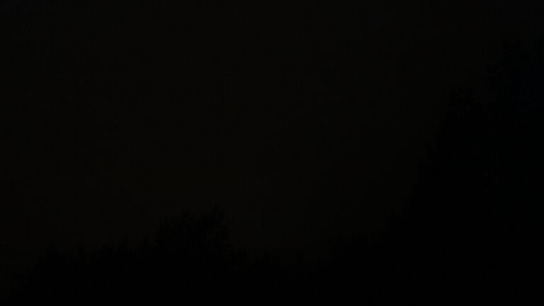 Dieses Bild zeigt eine Webcam-Aufnahme vom Achertal, aufgenommen am Mittwoch, den 21.10.2026 um 03:30 Uhr. Die Temperatur betrug 7.9°C.