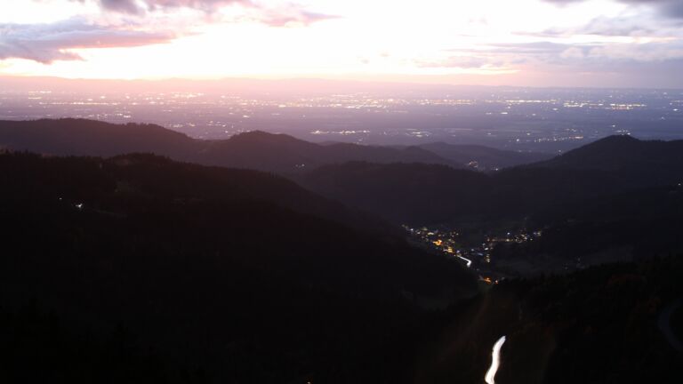 Dieses Bild zeigt eine Webcam-Aufnahme vom Achertal, aufgenommen am Samstag, den 25.10.2025 um 19:00 Uhr. Die Temperatur betrug 4.4°C.