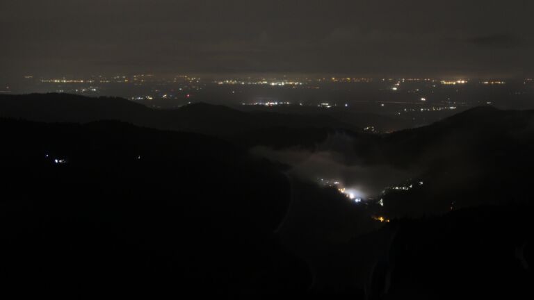 Dieses Bild zeigt eine Webcam-Aufnahme vom Achertal, aufgenommen am Donnerstag, den 28.08.2025 um 04:00 Uhr. Die Temperatur betrug 13.2°C.