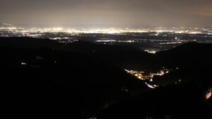 Dieses Bild zeigt eine Webcam-Aufnahme vom Achertal, aufgenommen am Donnerstag, den 15.01.2026 um 19:00 Uhr. Die Temperatur betrug 6.1°C.