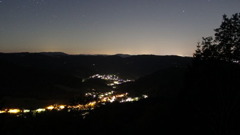 Dieses Bild zeigt eine Webcam-Aufnahme vom Achertal, aufgenommen am Samstag, den 04.07.2026 um 00:00 Uhr. Die Temperatur betrug 17.6°C.