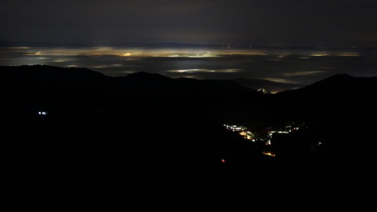 Dieses Bild zeigt eine Webcam-Aufnahme vom Achertal, aufgenommen am Dienstag, den 16.12.2025 um 03:30 Uhr. Die Temperatur betrug 10.4°C.