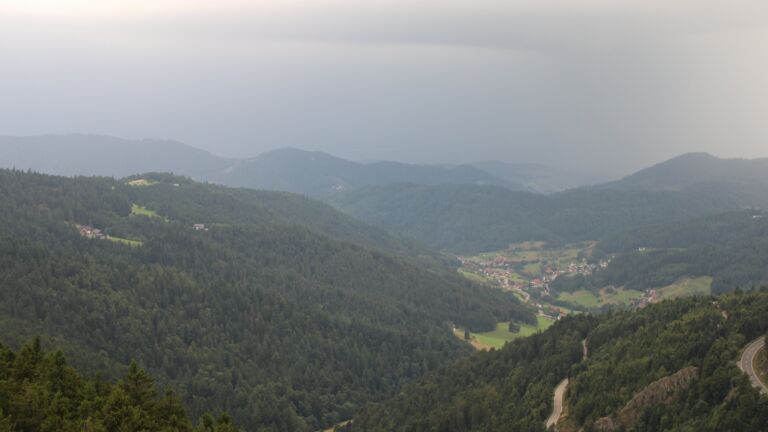 Dieses Bild zeigt eine Webcam-Aufnahme vom Achertal, aufgenommen am Freitag, den 01.08.2025 um 07:10 Uhr. Die Temperatur betrug 12.6°C.