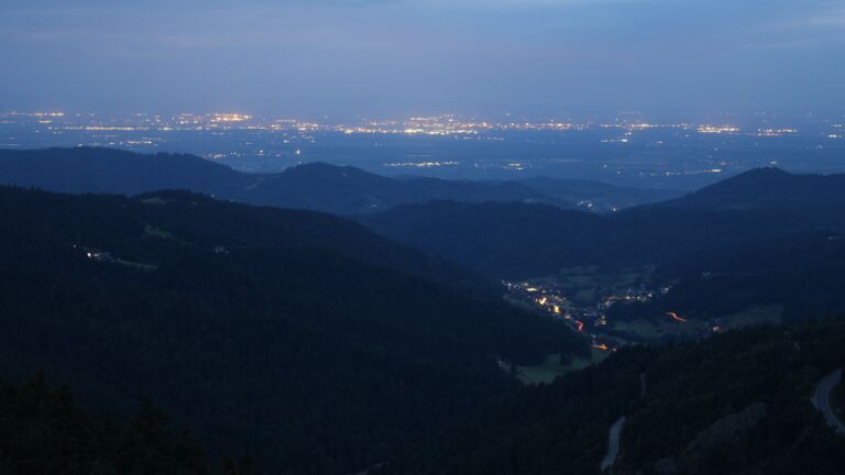 Dieses Bild zeigt eine Webcam-Aufnahme vom Achertal, aufgenommen am Freitag, den 22.08.2025 um 05:50 Uhr. Die Temperatur betrug 10.8°C.