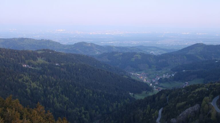 Dieses Bild zeigt eine Webcam-Aufnahme vom Achertal, aufgenommen am Freitag, den 24.04.2026 um 05:50 Uhr. Die Temperatur betrug 7.9°C.