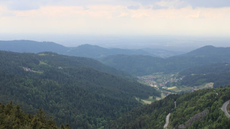 Dieses Bild zeigt eine Webcam-Aufnahme vom Achertal, aufgenommen am Samstag, den 17.05.2025 um 15:40 Uhr. Die Temperatur betrug 12.4°C.
