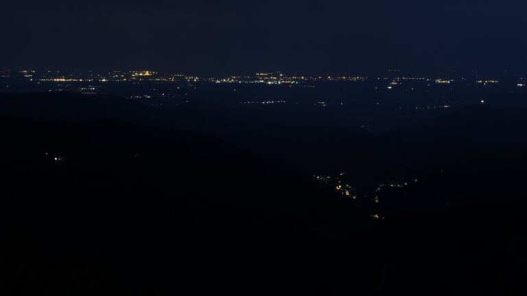 Dieses Bild zeigt eine Webcam-Aufnahme vom Achertal, aufgenommen am Montag, den 14.07.2025 um 04:30 Uhr. Die Temperatur betrug 16.2°C.