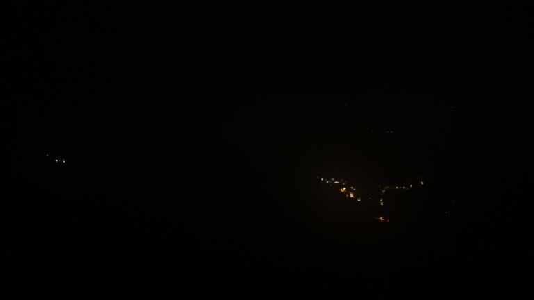 Dieses Bild zeigt eine Webcam-Aufnahme vom Achertal, aufgenommen am Dienstag, den 21.10.2025 um 04:00 Uhr. Die Temperatur betrug 7.9°C.