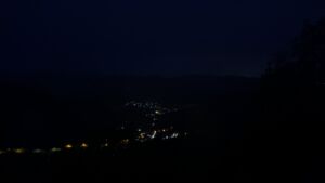 Dieses Bild zeigt eine Webcam-Aufnahme vom Achertal, aufgenommen am Freitag, den 12.06.2026 um 04:20 Uhr. Die Temperatur betrug 8.4°C.