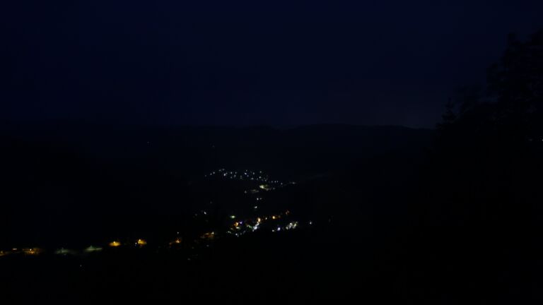 Dieses Bild zeigt eine Webcam-Aufnahme vom Achertal, aufgenommen am Freitag, den 12.06.2026 um 04:20 Uhr. Die Temperatur betrug 8.4°C.