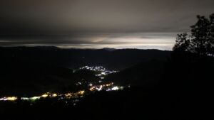 Dieses Bild zeigt eine Webcam-Aufnahme vom Achertal, aufgenommen am Samstag, den 10.10.2026 um 02:00 Uhr. Die Temperatur betrug 8.4°C.