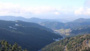 Dieses Bild zeigt eine Webcam-Aufnahme vom Achertal, aufgenommen am Dienstag, den 18.11.2025 um 13:40 Uhr. Die Temperatur betrug 4°C.