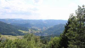 Dieses Bild zeigt eine Webcam-Aufnahme vom Achertal, aufgenommen am Montag, den 27.07.2026 um 16:30 Uhr. Die Temperatur betrug 23.5°C.