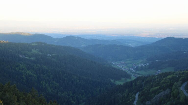 Dieses Bild zeigt eine Webcam-Aufnahme vom Achertal, aufgenommen am Freitag, den 01.05.2026 um 06:30 Uhr. Die Temperatur betrug 5.1°C.