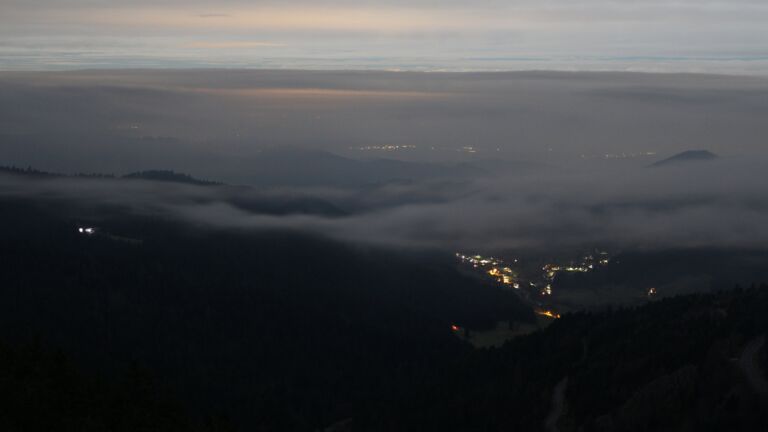 Dieses Bild zeigt eine Webcam-Aufnahme vom Achertal, aufgenommen am Donnerstag, den 04.12.2025 um 02:00 Uhr. Die Temperatur betrug 1.6°C.