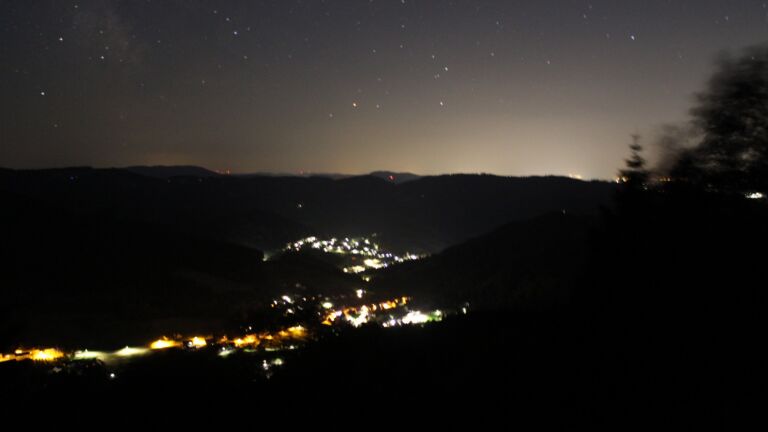 Dieses Bild zeigt eine Webcam-Aufnahme vom Achertal, aufgenommen am Donnerstag, den 25.06.2026 um 02:40 Uhr. Die Temperatur betrug 26°C.