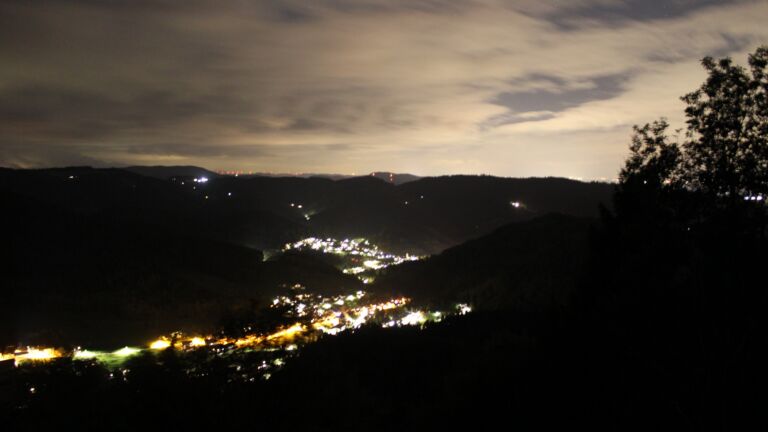 Dieses Bild zeigt eine Webcam-Aufnahme vom Achertal, aufgenommen am Samstag, den 10.10.2026 um 21:00 Uhr. Die Temperatur betrug 8.6°C.