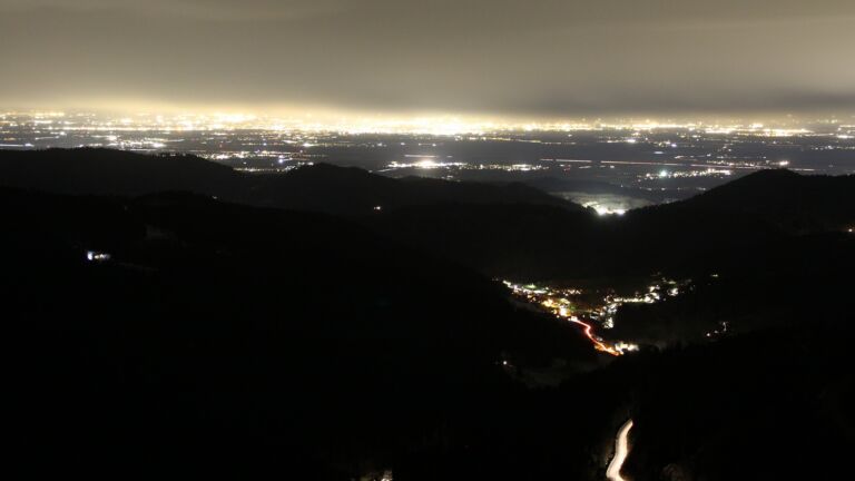 Dieses Bild zeigt eine Webcam-Aufnahme vom Achertal, aufgenommen am Mittwoch, den 19.11.2025 um 18:10 Uhr. Die Temperatur betrug -1.4°C.