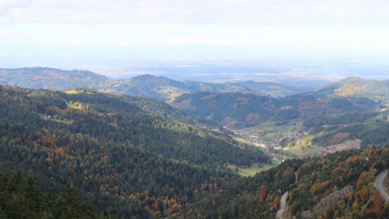Dieses Bild zeigt eine Webcam-Aufnahme vom Achertal, aufgenommen am Samstag, den 18.10.2025 um 11:30 Uhr. Die Temperatur betrug 5.8°C.