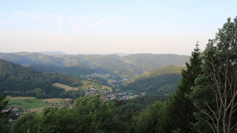 Dieses Bild zeigt eine Webcam-Aufnahme vom Achertal, aufgenommen am Freitag, den 26.06.2026 um 06:30 Uhr. Die Temperatur betrug 27.6°C.