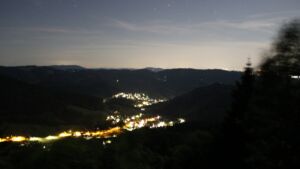 Dieses Bild zeigt eine Webcam-Aufnahme vom Achertal, aufgenommen am Freitag, den 22.05.2026 um 23:20 Uhr. Die Temperatur betrug 19.8°C.