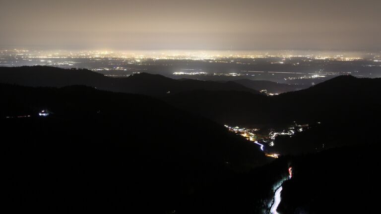 Dieses Bild zeigt eine Webcam-Aufnahme vom Achertal, aufgenommen am Freitag, den 06.03.2026 um 20:30 Uhr. Die Temperatur betrug 10.5°C.