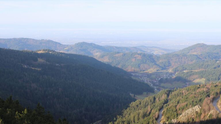 Dieses Bild zeigt eine Webcam-Aufnahme vom Achertal, aufgenommen am Donnerstag, den 18.12.2025 um 10:10 Uhr. Die Temperatur betrug 6.9°C.