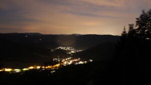 Dieses Bild zeigt eine Webcam-Aufnahme vom Achertal, aufgenommen am Donnerstag, den 16.07.2026 um 23:10 Uhr. Die Temperatur betrug 19.8°C.