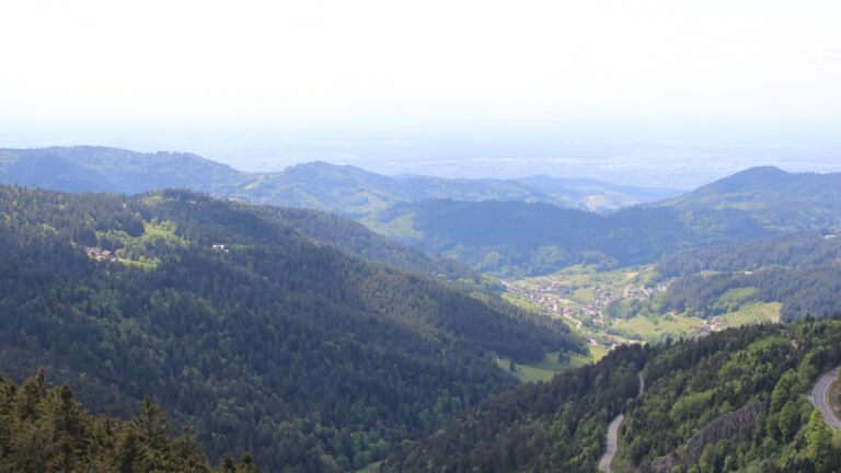 Dieses Bild zeigt eine Webcam-Aufnahme vom Achertal, aufgenommen am Montag, den 12.05.2025 um 15:40 Uhr. Die Temperatur betrug 16.1°C.