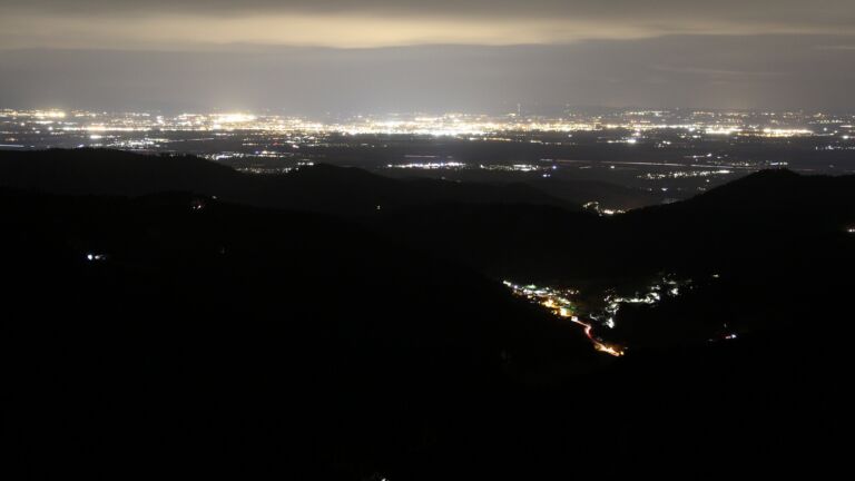 Dieses Bild zeigt eine Webcam-Aufnahme vom Achertal, aufgenommen am Freitag, den 13.03.2026 um 22:30 Uhr. Die Temperatur betrug 7.8°C.